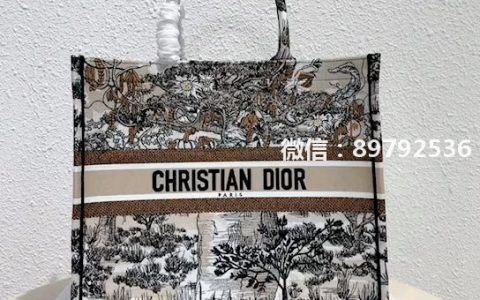 古驰✦✧【Dior Book Tote 系列】多数人消费奢侈品牌首先想到的是买实用型的经典款 但其实像DIOR这种合作艺术TOTE〰️应该作为重点收藏复古风满满背上它你就是时髦精本精⚪️它真的特能装购物袋