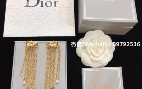 Dior 迪奥 2020年秋冬新品 大小珍珠五流苏 耳钉 精工打造原版一致黄铜材质搭配s925纯银针 气质迷人魅力