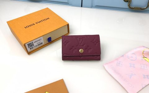 ﻿【顶级原单】M64421紫红这一关键的情况下, 自己的独特魅力的浮雕会标的 Em5811reinte 皮革和包裹多达六不同的钥匙与柔软和感官..。尺寸:10.5x 5.5x 2.0 cm ，包装:配包装盒，10130。 