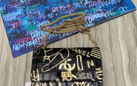 ﻿ 现货 金色金属WOC翻盖包 Chanel C logo、山茶花、Chanel及埃及图腾花纹体现在这款包包