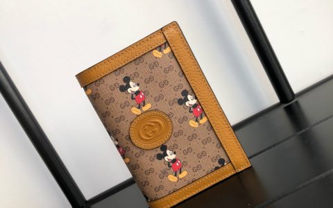 Gucci古驰 602538 联名Disney米奇浅棕色猪纹牛皮滚边护照夹