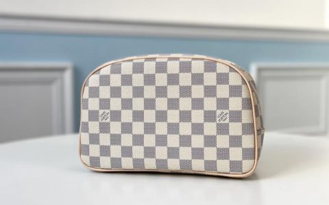 N41这款Damier帆布盥洗包设有内贴 略呈圆形的袋形可轻易收纳入旅行袋内